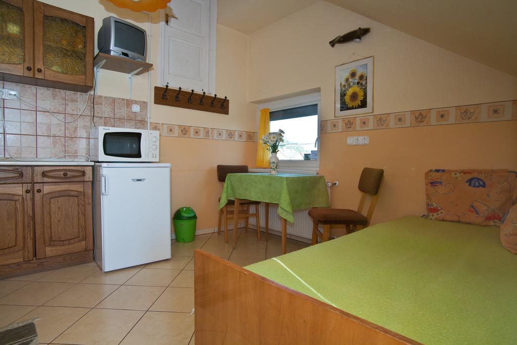Margaret Apartman Egerszalók Zimmer foto